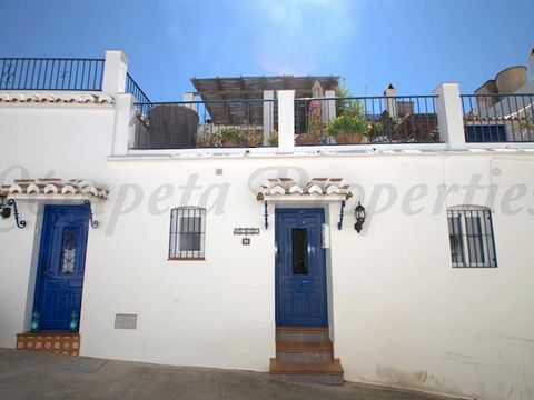 Wonderful traditional holiday letting townhouse in Cómpeta, Spain. This townhouse has got spacious terraces where to relax and enjoy the beautiful views over the village, the mountains and down to the Mediterranean. This property has typical Spanish ...