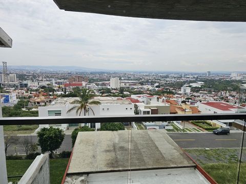 VO23-290RF Mooie residentie in Privada Arboledas, met 24-uurs beveiliging, gelegen in de buurt van Junípero Serra, en snelle toegang tot het centrum van Querétaro, winkelcentra, scholen. Het is verdeeld over 4 niveaus, met een prachtig uitzicht op Qu...