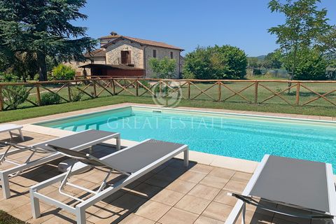 Wonderful stone house of 376 sqm with dependance of 159 sqm in Anghiari, for a total of 7 bedrooms, 7 bathrooms, 9.290 sqm of land and 4X8 pool. At a short distance from the charming village of Anghiari, Arezzo, we find for sale this wonderful stone ...