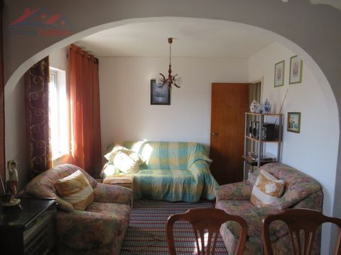 Cozy 2 bedroom flat next to the beach of Peniche de Cima. Apartment on the 2nd floor in a building without lift consists of 2 bedrooms, a bathroom, living room and equipped kitchen. It also has a sunroom, all closed with sliding windows and an attic ...