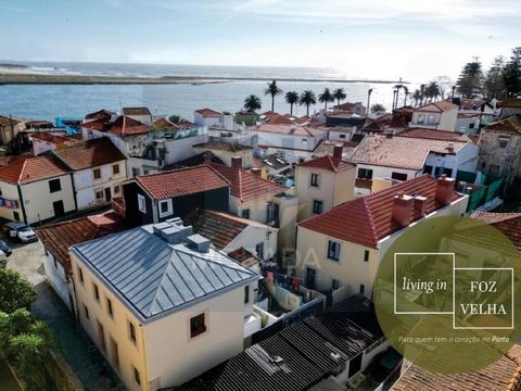 Charming and modern villa, refurbished in Foz Velha, two minutes walk from the Marginal do Rio Douro. Excellent location for those looking to live by the river, and within walking distance of both the beaches and all kinds of commerce and services. W...