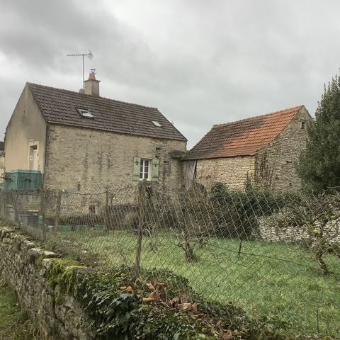 Near Montbard a charming stone house with access by stone staircase outside. Entrance to living room with fireplace and wood burner of approx 19.5m2, a dining room with kitchen of 21m2. Upstairs 2 bedrooms, 1 separate toilet and a shower room. An out...