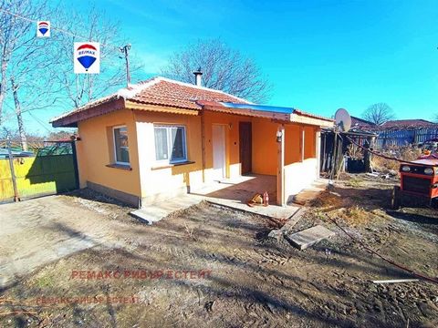 RE/MAX is pleased to present a great and cozy house in a village 25 km from the city of Ruse in the village of Borisovo. The property is located on a quiet street, which can be reached by an asphalt road. The main building consists of an entrance hal...