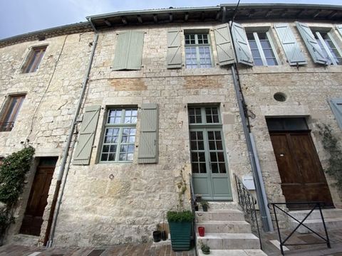 A super 2 bed stone house in the bastide of Lauzerte, one of France's most beautiful villages, located on the renowned pilgrims walk St Jacques de compostelle.   Close to the cafés and restaurants. A large sitting room (40m2) with a fireplace, corner...