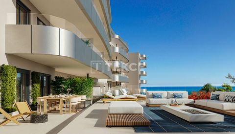 Apartamentos elegantes com vista para o mar em Torremolinos, Espanha Torremolinos é uma popular área turística e de estar localizada na Costa del Sol. A região, que oferece vistas da cidade e da montanha, promete um ambiente tranquilo e alegre, pois ...