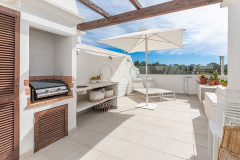 Introducing a spacious and luminous first-floor duplex apartment strategically positioned within the luxury resort of Vale do Lobo. Nestled alongside world-renowned golf courses and mere moments from pristine golden beaches, upscale restaurants, live...