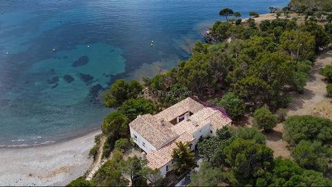About 7 kilometers north of the coastal town of Roses and a 10-minute walk from Cala Montjoi is this fabulous villa in the wonderful Cala Calitjas, within the Cap de Creus Natural Park. The house, built in 1972, was renovated respecting the rustic ch...