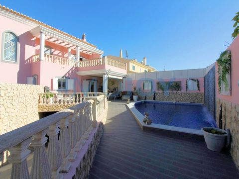 Excellent Opportunity!!! Detached house, located in Bela Vista, Ferragudo The ground floor consists of entrance hall, a support bathroom, a large living room with fireplace and air conditioning and a spectacular fully equipped kitchen. The upper floo...
