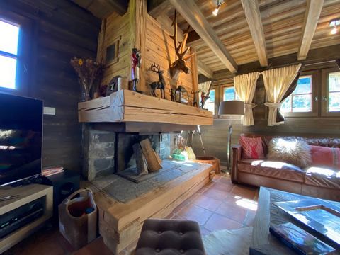 Luxury Chalet for sale in Chamonix-Mont-Blanc, Les Houches, Route des Granges 939- Auvergne-Rhône-Alpes 74310 France The residence is built in full Savoyard style, with authentic lines that blend perfectly with its surrounding, with refined and simpl...