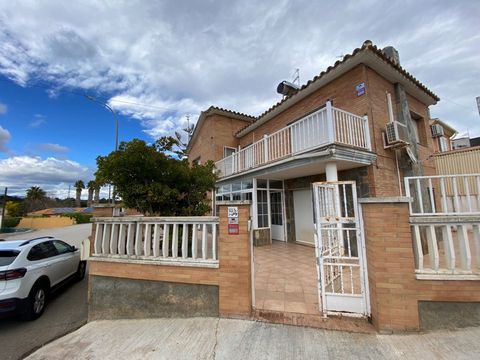 If you are looking for a UNIQUE product in Masdenverge, do not miss this OPPORTUNITY to be the owner of a villa built with quality materials in this town. Grupo Elimari offers you for sale this large house with a large warehouse and storage room. The...