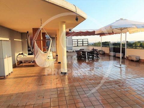 MC PROPERTY SELLS magnificent corner penthouse in one of the best areas of Alcalá de Henares ⭐ With Terrace, Garden, Children's Area and Swimming Pool⭐ The house is the last of a five-storey building and the only neighbour on the floor. It consists o...