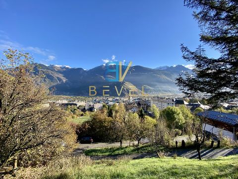 FOR SALE - SAINT-JEAN DE MAURIENNE LAST BUILDING PLOT Come and discover this spacious sunny plot offering 1419m2 ideally located in the city center of Saint-Jean de Maurienne and with an unobstructed view of the valley and our beautiful Savoyard moun...