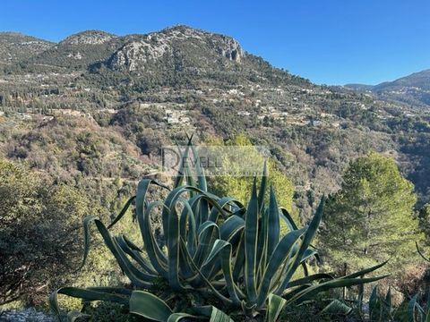 A superb view for this building land with olive trees and strawberry trees, a quiet and pleasant environment in a dead end. The land is 1403m2 with a footprint of 10% or 140m2 for more information contact Clara Osina ...