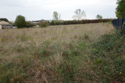 In the heart of the commercial area of Blaye, unfenced land of 4968m2 in zone 1AU / ZAC2. The geographical location would be ideal to install all types of business. Contact : ...