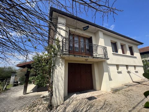 St Hilaire du Rosier, independent house of 109 m2 habitable on two levels built on a closed and sported ground of 720 m2 swimming pool. On the ground floor a kitchen open to a living room of 26 m2, a cellar of 27 m2, a boiler room, a shed. Upstairs a...
