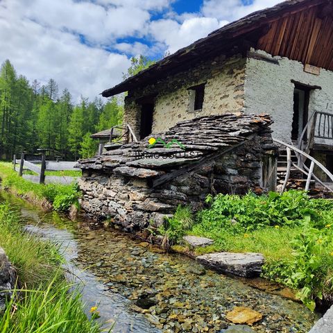 This unique property has incredible potential, but requires some renovations to reveal all its authentic charm. Once restored, this chalet will be a haven of peace for mountain lovers. Access to the cottage is possible in summer by vehicle via a regu...