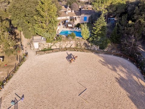 Roquefort-les-Pins: residential area, beautiful equestrian property made up of 2 villas. A stone villa with a surface area of 250 m2, offering: entrance hall, living room, dining room, equipped kitchen, 3 bedrooms and 2 bathrooms. 2-room apartment of...