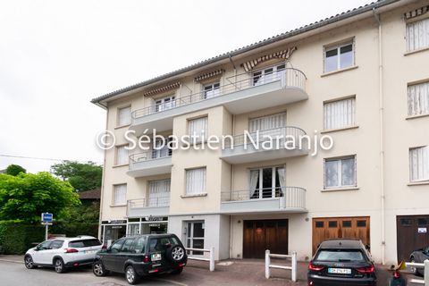 Appartement de 74 m2 traversant avec balcon au 1er étage à 20 minutes au nord-est de Limoges. Il possède 2 chambres, 1 cuisiné séparée avec balcon, 1 salon donnant également sur un balcon, 1 salle à manger, 1 WC séparé, 1 parking privatif et 1 cave. ...