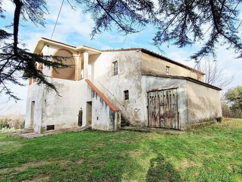 The views of the countryside that can be enjoyed from the terrace of this rustic house are not only beautiful, but also seem to go on forever. The building, which is in need of renovation, is situated on a slight hill and thus dominates the surroundi...