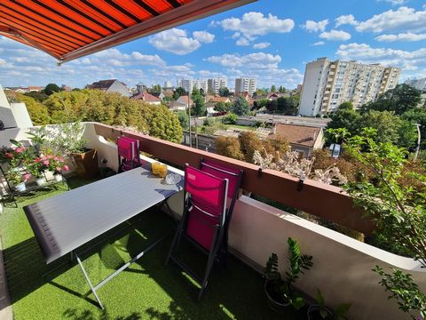 LIMITE LE VESINET CHARMETTES - Located in a secure and family residence with CARETAKER, on the 4th and LAST FLOOR WITH ELEVATOR, 4-room apartment of 82m2 in EXCELLENT CONDITION, comprising: entrance with cupboards, living room with fully equipped Ame...