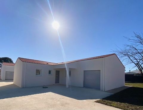 In Charente-Maritime, south of Royan, in Meschers, in the heart of town, a rare location, a new villa with garden, all within walking distance! This new single-storey house is located on a plot of land of approximately five hundred square meters. Sol...