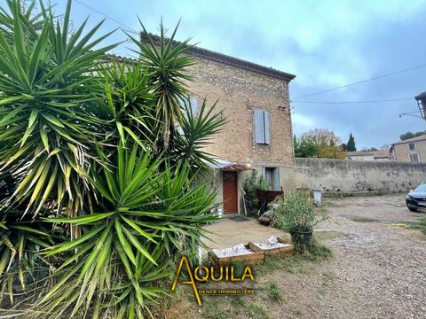 In the centre of the village, this estate is composed of a main building to be restored of nearly 600 m2 on 4 levels, a residential house of 90 m2 as well as an independent apartment of 75 m2 and two large barns of 300 m2 and 200 m2 that can be conve...