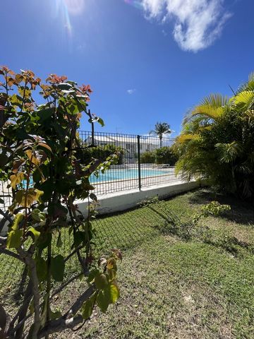 Selten, in einer gepflegten Wohnanlage mit Swimmingpools, bewaldetem Park und Zugang zum Yachthafen. Geräumige T3-Wohnung mit Terrasse mit Blick auf den Garten. Voll möbliert und ausgestattet. Schöne offene Küche. Klimatisiertes Wohnzimmer. Zwei klim...