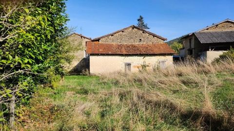 Come and discover this barn and these 1500 m2 of well-exposed land. A building permit for a house of 133 m2 (filed with the town hall) includes a living room, kitchen, three bedrooms, a master suite, a bathroom, a shower room, two toilets, a garage. ...