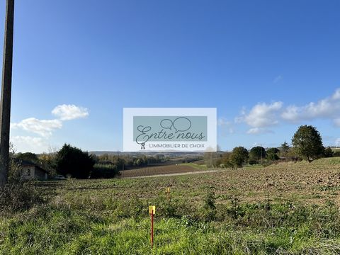 Rare sur Beaumont de Lomagne, joli terrain plat d'environs 1790m2, tout en étant à proximité du centre du village vous bénéficierez d'un cadre calme avec une jolie vue sur la campagne lomagnole.  Terrain non viabilisé. 