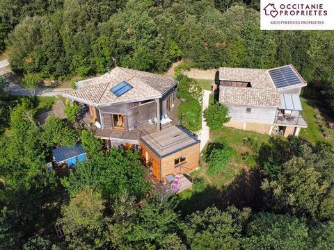 Un magnifique éco-lieu avec gîte, totalisant 243m2, situé dans une zone classée Natura 2000 pour la biodiversité, dans la merveilleuse campagne entre Carcassonne et Limoux, avec 8894m2 de terrain. Cette propriété se compose d'une maison divisée en 2 ...