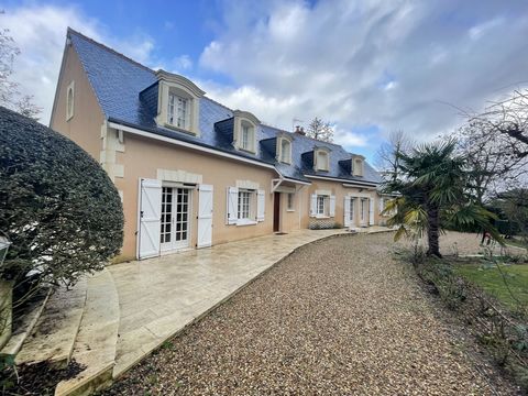 Amboise, spacious house of 235 m2, 5 bedrooms including a master suite on the ground floor, living room with fireplace, fitted and equipped kitchen, scullery, cellar, pantry, double garage, two-car carport, magnificent park of 5600 m2 with truffle oa...