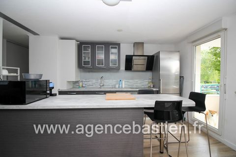 EXCLUSIVITY - GEX - Ideal investor - Very nice type 3 ideally located in the town of Gex a stone's throw from the bus, shops and schools. This apartment of about 67 m2 and completely renovated is composed of an entrance with cupboard, a fitted kitche...