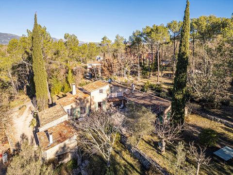 Discover this 222 m² house from the 1980s nestled in a peaceful environment, without overlooking neighbors, on a plot of approximately 1 hectare, with a pool below the house. This property is perfect for those who love tranquility and also offers exc...