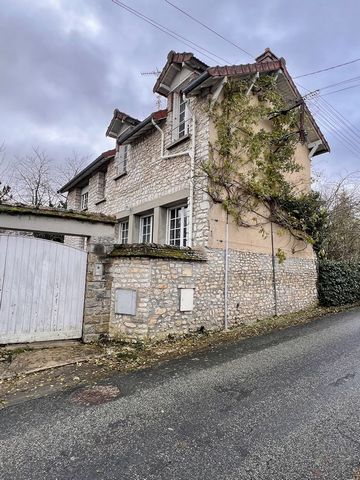 We offer you this property in OCCUPIED LIFE with the right of use and habitation for life for the benefit of an 82-year-old man. Very beautiful house of character in exposed stones, located in the heart of a popular village, all shops and train stati...