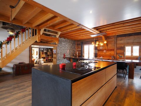 Le Bouchet Mont-Charvin - In the middle of nature Located on the edge of a hiking trail, you will discover two magnificent alpine chalets completely renovated in 2021. A large chalet of 164.65m2 loi carrez (212m2 on the ground), on the ground floor y...
