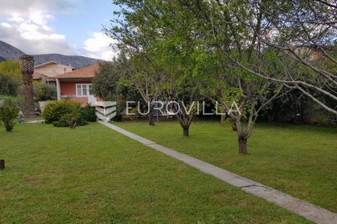 Detached house on a plot of 1389 m2 in a quiet location with an open view The house itself consists of a basement and a furnished two-room apartment with a floor area of 95 m2, which consists of two bedrooms, a bathroom, a kitchen with a dining room ...