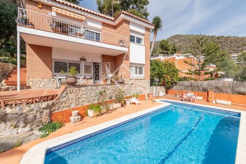 Discover this gem in the prestigious Bellamar. This beautiful house offers a privileged lifestyle with stunning views of the Mediterranean Sea and a plot of 1130 square meters to fully enjoy the outdoors. With 5 bedrooms, 2 fully equipped kitchens, 2...