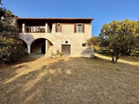 We are located on the border of Salò, in the locality of Trobiolo, where we offer for sale a charming rustic house, immersed in the quiet of olive groves and vineyards that enjoys an excellent sunny position close to all services and the lake. This p...