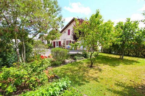 Marc Bouillant, agent of the Global Immobilier network, offers you a rare product on the market, with this superb and vast Gerso-Landes house of character and full of history, renovated with taste, tradition and modernity. You will have more than 380...