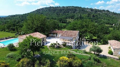 This charming property benefits from an exceptional and natural environment in the town of Céreste. It offers a built surface of 250 m² with outbuildings: summer kitchen, pool house, inner courtyard with fountain... Inside, the materials are noble wi...