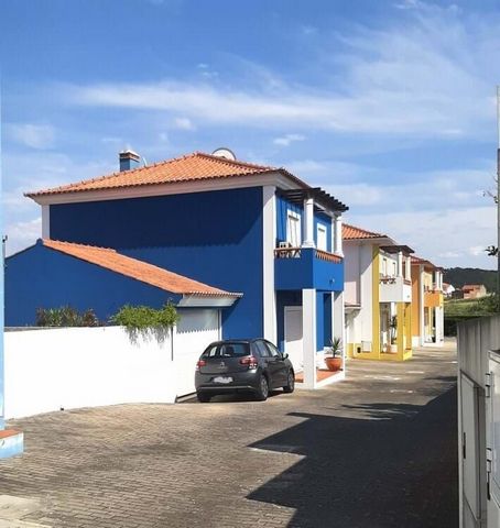 Very well maintained detached house sold FULLY FURNISHED, inserted in a gated community with private garden and shared pool. This charming villa is located in a great location, with all services such as restaurants, cafes, supermarkets just a few ste...