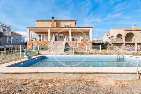 185 sqm house with Terrace and views in La Pobla de Vallbona.The property has 6 bedrooms, 3 bathrooms, swimming pool, fireplace, 35 parking spaces, air conditioning, fitted wardrobes, laundry room, balcony, garden, heating and storage room. Ref. VV24...