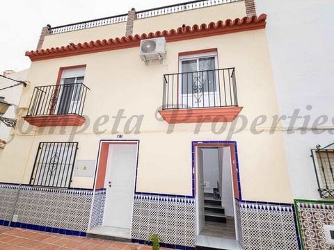 This lovely 2 bedroom townhouse is located in the white washed village of Torrox and is available for short term lettings. The property is within walking distance to all local amenities, restaurants, medical centre, banks and the main square of the t...