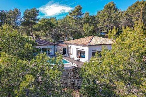 This peaceful property located 10 minutes from Aix en Provence on the edge of the forest commands a panoramic view of the iconic Sainte Victoire Mountain. Surrounded by leafy greenery and bathed in sunshine, it offers 300 sqm of recently renovated li...