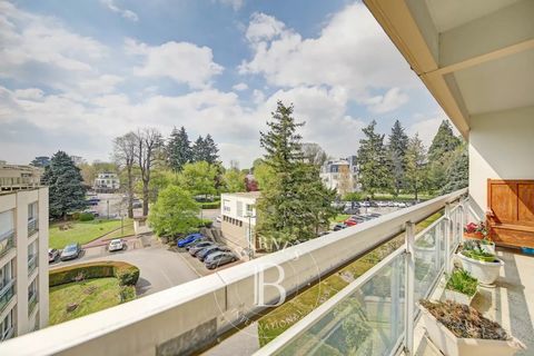 Prime location in the centre of Bailly, next to the shops, schools, playgrounds and forest. Superb apartment in a high-end building with park and swimming pool. Laid out as follows: hall, triple-sized living room bathed in light and opening onto a 10...