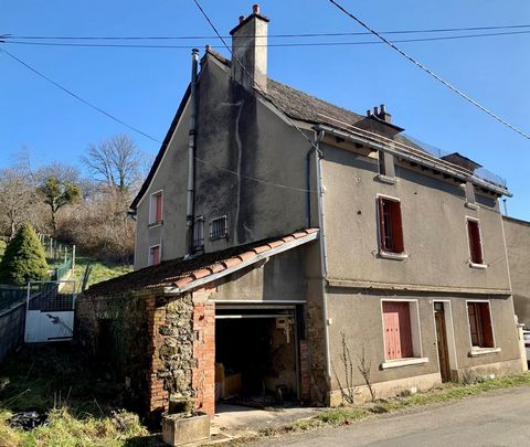 In a small hamlet 15 minutes from St Christophe Vallon and 30 minutes from Rodez. T5 house with a living area of approximately 105m2 on a plot of 580 m2 comprising: Ground floor: An entrance hall, a kitchen, a living room with fireplace (35m2 in tota...