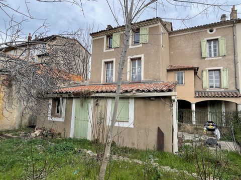 In the centre of Brignoles (VAR), a town of 17,000 inhabitants, prime location for this building composed of 4 apartments to be completely renovated with garden on the ground floor overlooking the courtyard. Old building in need of major interior wor...