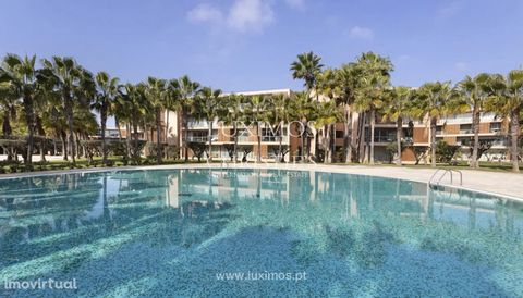 Excellent 2 bedroom apartment located in the famous Herdade dos Salgados, consisting of 7 swimming pools, vast and beautiful gardens, tennis court and golf course, it is undoubtedly a privileged property, ideal for investment or holidays. This apartm...