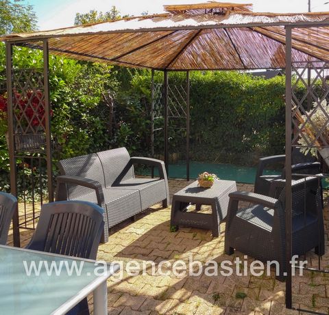 Divonne les Bains - Semi-detached house (1 wall) type 3 of about 60 m2 with terrace and garden - House currently rented - furnished lease (18/12/2023) - rent 1.240 €/month. The house consists of: a fitted kitchen, a living room with wood stove, a toi...