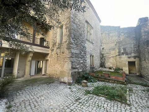 EXCLUSIVE!! Nestled in the heart of the old village of Bernis close to all local shops, the Corinne Ponce Agency is pleased to present this exceptional property 30 minutes from the beaches and 15 minutes from Nîmes. The majestic portal lined with cyp...